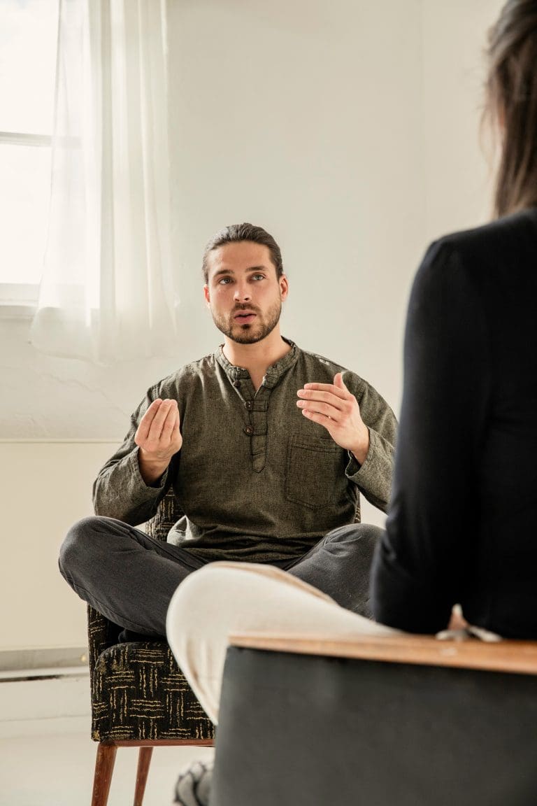 Mann im therapeutischen Einzelgespräch, achtsam und präsent im Kontakt mit einer Klientin
